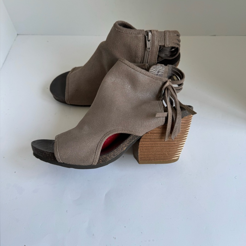 OTBT Free Spirit Fringed Tan Suede Chunky Heeled Sandals Womens Size 10 - Picture 8 of 16